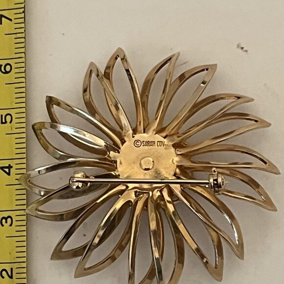 Sarah Coventry Cov Mid Century Gold Tone Flower Brooch Dark Red Rhinestones Pin - Picture 7 of 8